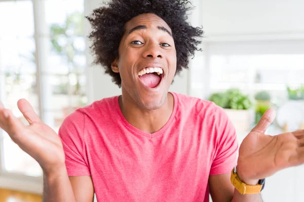 Afro Amerikai Üzletember Visel Rózsaszín Alkalmi Shirt Ünneplő Őrült Lenyűgözött — Stock Fotó