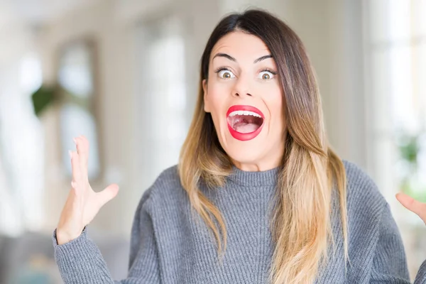 Giovane Bella Donna Indossa Maglione Invernale Casa Festeggiando Pazzo Pazzo — Foto Stock