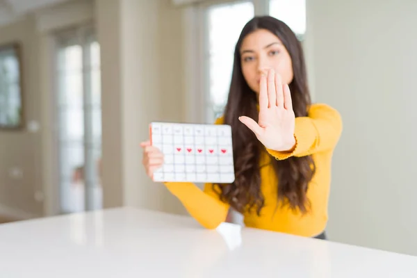 Jonge Vrouw Met Menstruatie Kalender Met Open Hand Doen Stopbord — Stockfoto