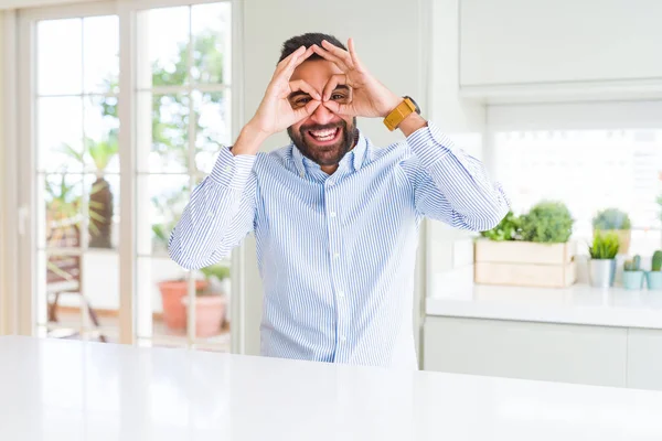 Homem Negócios Hispânico Bonito Fazendo Gesto Como Binóculos Furando Língua — Fotografia de Stock