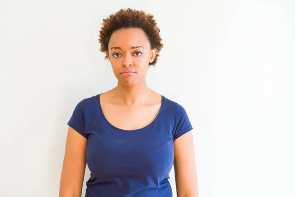 Νέοι Όμορφη Αφρικανική Αμερικανική Γυναίκα Πάνω Από Λευκό Φόντο Κατάθλιψη — Φωτογραφία Αρχείου