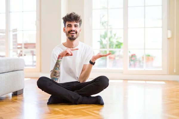 Jonge Man Werken Vergadering Casual Verdieping Aan Home Verbaasd Lachend — Stockfoto