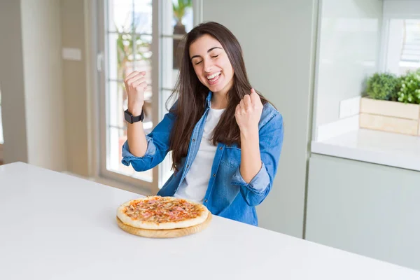 Красивая Молодая Женщина Ест Домашнюю Вкусную Пиццу Кухне Счастлива Взволнована — стоковое фото
