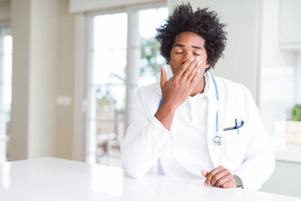 Άνθρωπος Αφρικανικός Αμερικανός Γιατρός Στην Κλινική Βαρεθεί Χασμουρητό Κουρασμένος Που — Φωτογραφία Αρχείου