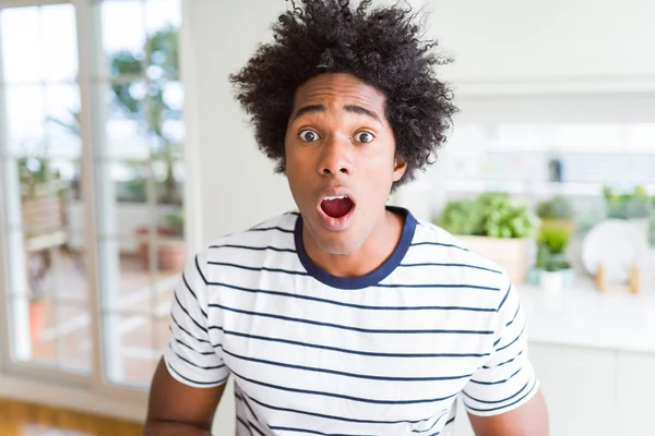 Hombre Afroamericano Vistiendo Camisetas Rayas Asustado Sorprendido Con Expresión Sorpresa — Foto de Stock