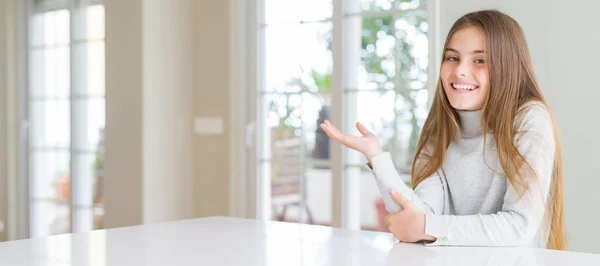 Foto Ampio Angolo Bella Ragazza Bambino Indossa Maglione Casual Sorridente — Foto Stock