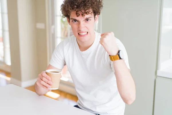 Jonge Man Take Away Drinkbeker Koffie Huis Boos Gefrustreerd Schreeuwen — Stockfoto