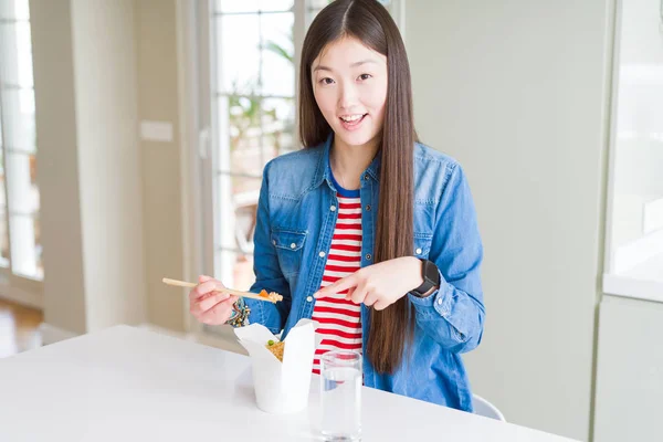 Bella Donna Asiatica Mangiare Riso Asiatico Nella Scatola Consegna Molto — Foto Stock