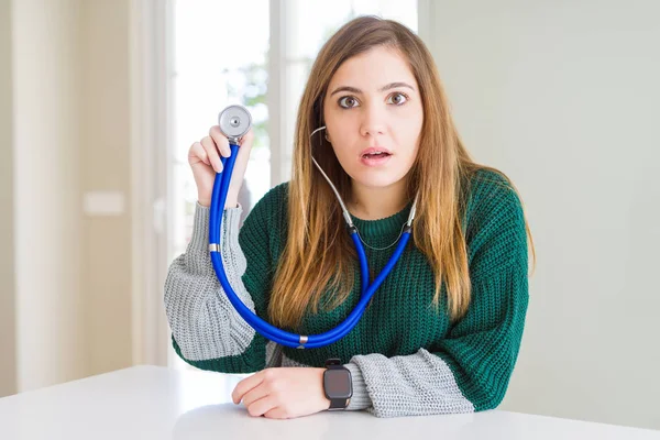 Hermosa Joven Que Comprueba Salud Con Estetoscopio Asustada Shock Con —  Fotos de Stock