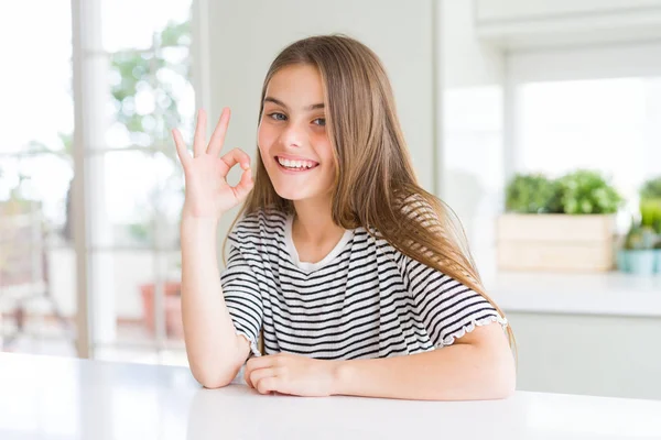 Menina Bonita Garoto Vestindo Listras Shirt Sorrindo Positivo Fazendo Sinal — Fotografia de Stock