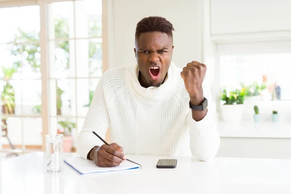 African American Student Man Een Papier Met Een Potlood Schrijft — Stockfoto