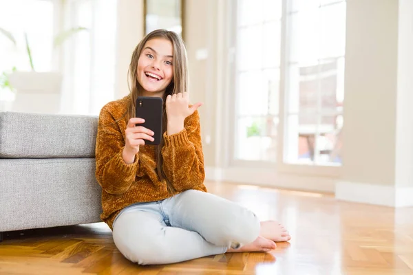 Menina Bonita Criança Enviando Uma Mensagem Usando Smartphone Apontando Mostrando — Fotografia de Stock