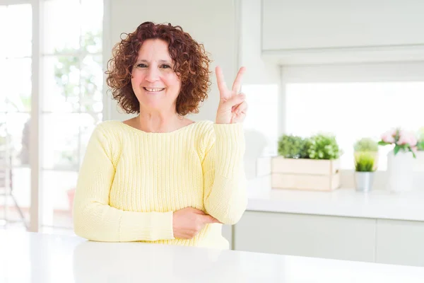 Mooie Senior Vrouw Dragen Gele Trui Glimlachend Met Blij Gezicht — Stockfoto