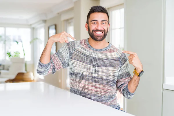 Hombre Hispano Guapo Vistiendo Suéter Casual Casa Mirando Confiado Con — Foto de Stock