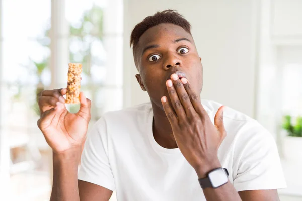 Αφρικανική Αμερικανική Άνθρωπος Που Τρώει Ενεργητικός Δημητριακών Μπαρ Κάλυμμα Στόματος — Φωτογραφία Αρχείου