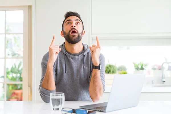 Schöner Hispanischer Mann Der Mit Einem Computer Laptop Arbeitet Erstaunt — Stockfoto