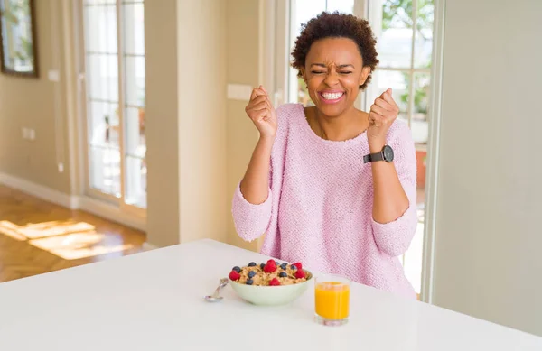 Mladá Africká Americká Žena Zdravou Snídani Ráno Doma Nadšeni Pro — Stock fotografie