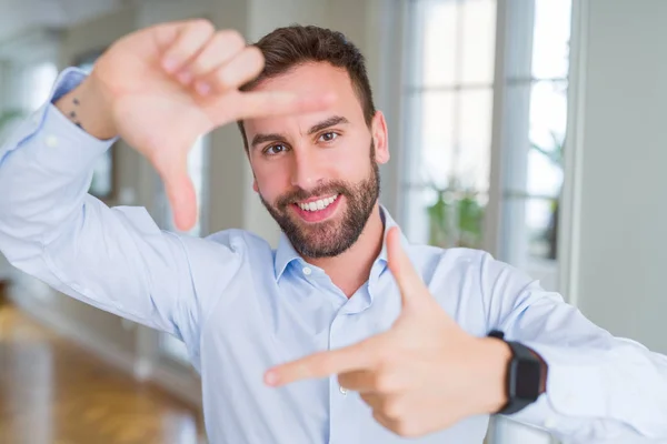 Hombre Negocios Guapo Sonriendo Haciendo Marco Con Manos Dedos Con — Foto de Stock