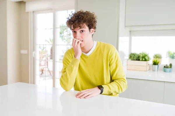 Joven Hombre Guapo Usando Suéter Amarillo Casa Buscando Estresado Nervioso — Foto de Stock