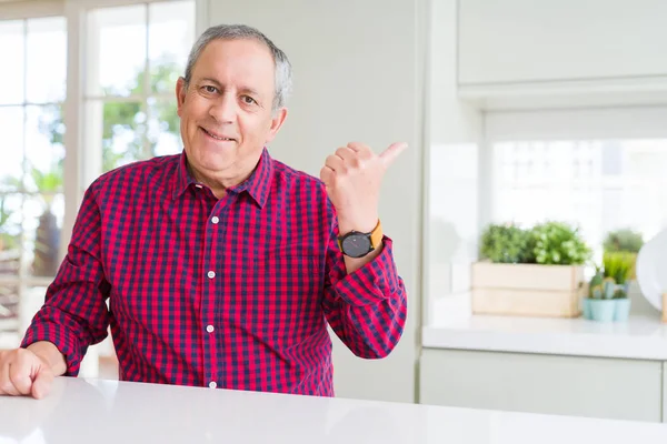 Bonito Homem Sênior Casa Sorrindo Com Rosto Feliz Olhando Apontando — Fotografia de Stock