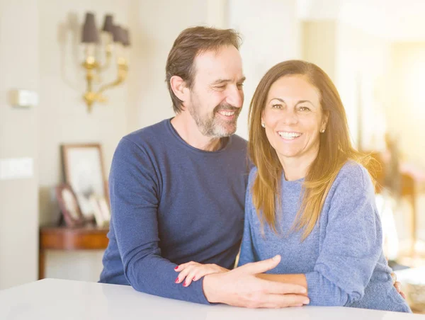 Romántica Pareja Mediana Edad Sentados Juntos Casa — Foto de Stock