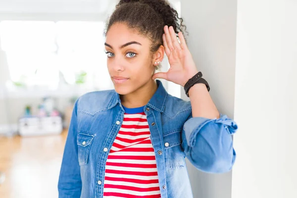 Mulher Americana Africana Bonita Jovem Com Cabelo Afro Vestindo Jaqueta — Fotografia de Stock