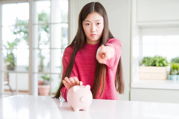 Vacker Asiatisk Kvinna Att Sätta Ett Mynt Inuti Piggy Bag — Stockfoto