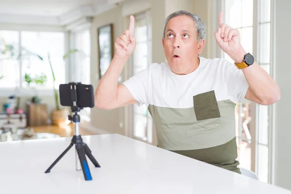 Stilig Senior Man Gör Video Konferens Talar Till Smartphone Kameran — Stockfoto