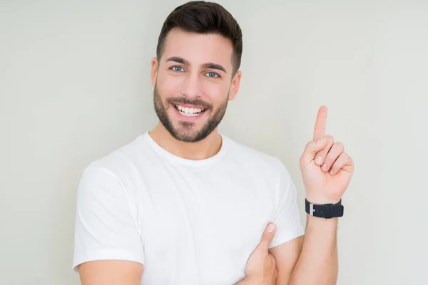 Junger Gutaussehender Mann Lässigem Weißem Shirt Vor Isoliertem Hintergrund Mit — Stockfoto