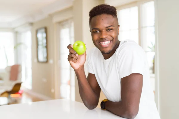 Joven Hombre Afroamericano Comiendo Manzana Verde Fresca Con Una Cara — Foto de Stock