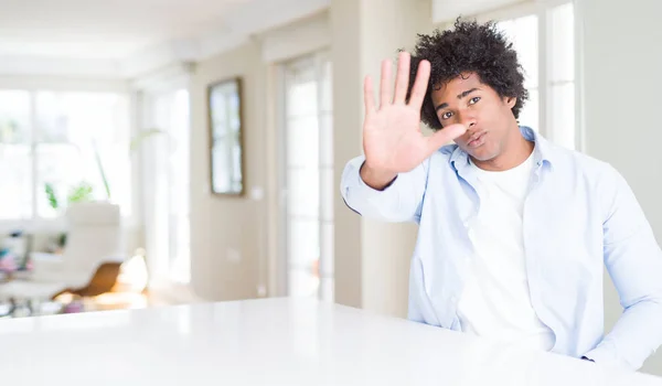 非洲裔美国人在家里不再用手掌唱歌 脸上带有负面和严肃手势的警告表情 — 图库照片