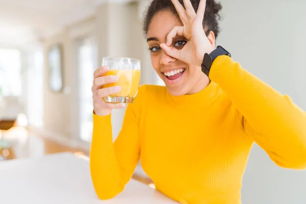 Unga Afroamerikanska Kvinnan Dricka Ett Glas Färsk Apelsinjuice Med Glada — Stockfoto