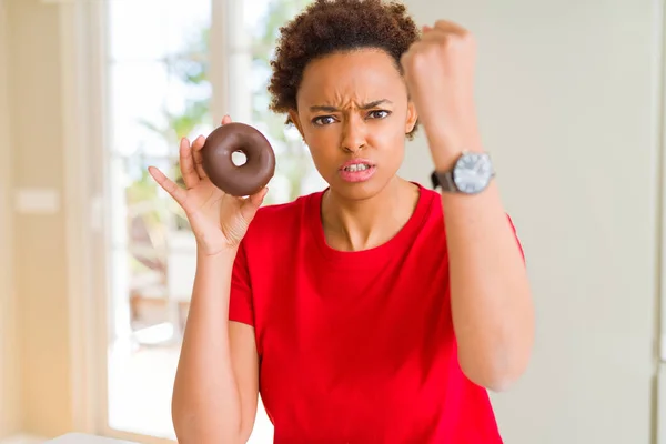 Joven Mujer Afroamericana Comiendo Donut Chocolate Molesto Frustrado Gritando Con — Foto de Stock