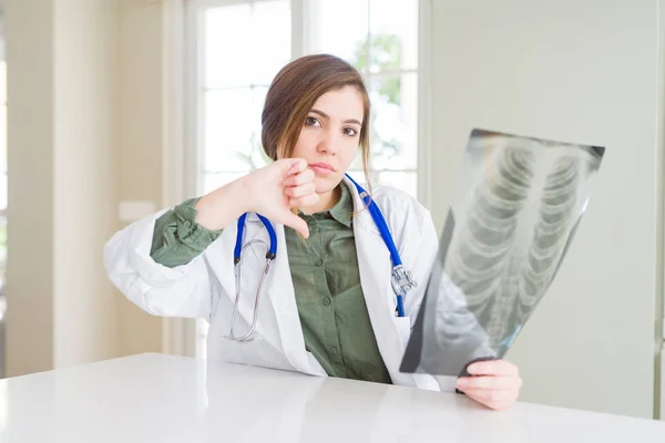 Mooie Jonge Dokter Vrouw Zoek Naar Borst Radiografie Met Boos — Stockfoto