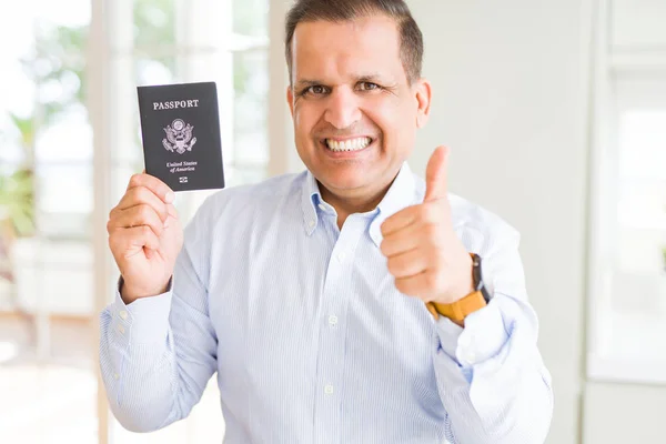 Hombre Mediana Edad Sosteniendo Pasaporte Los Estados Unidos Feliz Con — Foto de Stock