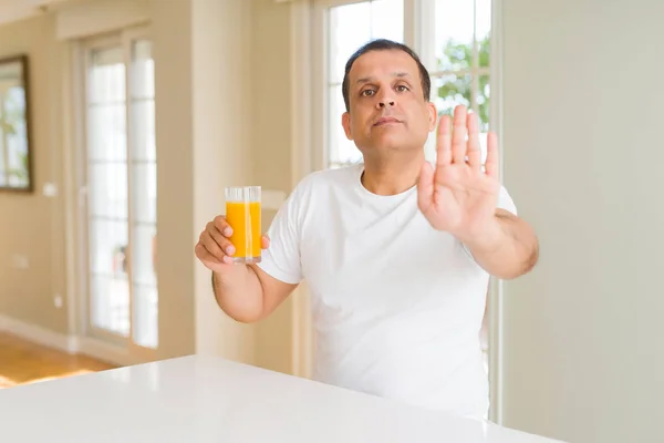 Homem Meia Idade Bebendo Copo Suco Laranja Casa Com Mão — Fotografia de Stock