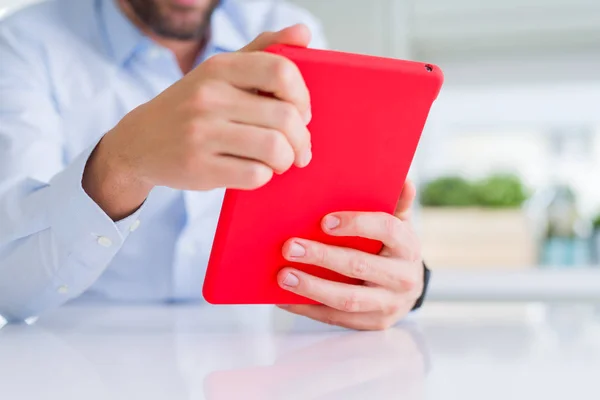 Primer plano de las manos del hombre usando la tableta y sonriendo —  Fotos de Stock