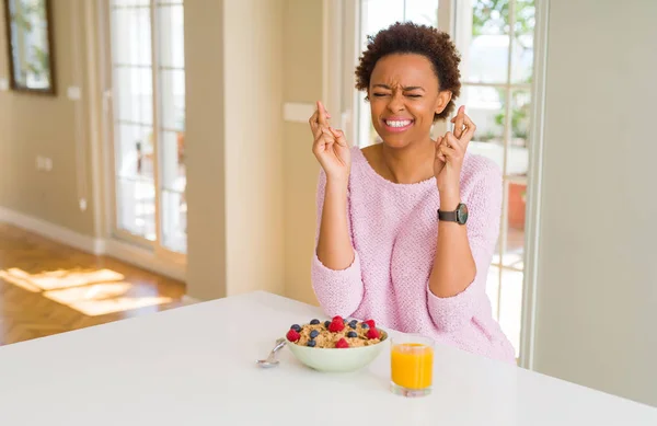 Unga Afroamerikanska Kvinnan Hälsosam Frukost Morgonen Hemma Leende Korsning Fingrar — Stockfoto
