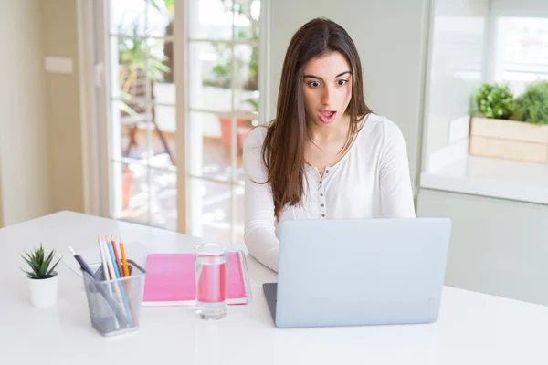 Mooie Jonge Student Vrouw Studeren Voor Universiteit Met Laptop Notitieboekjecomputer — Stockfoto