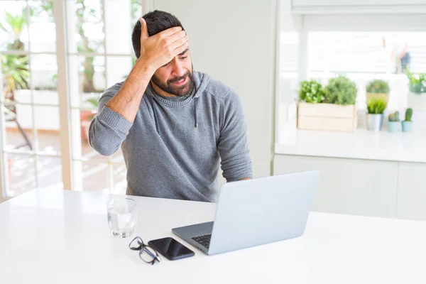 Bonito Homem Hispânico Trabalhando Usando Laptop Computador Estressado Com Mão — Fotografia de Stock