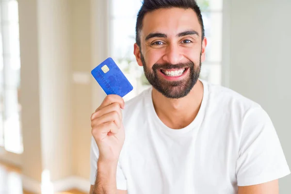 Hombre Hispano Guapo Sosteniendo Tarjeta Crédito Con Una Cara Feliz —  Fotos de Stock