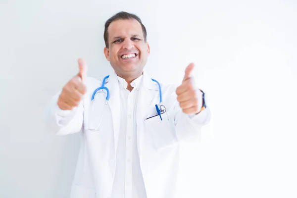 Ile Pozitif Jest Yapıyor Onaylama Beyaz Arka Plan Üzerinde Stetoskop — Stok fotoğraf