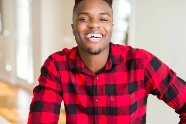 Afro Amerikan Yakışıklı Yüzünde Mutlu Güzel Bir Gülümseme Ile Şanslı — Stok fotoğraf