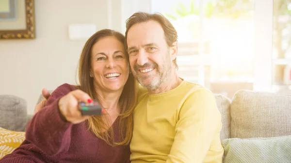 Romantique Couple Âge Moyen Regarder Télévision Sur Canapé Maison — Photo