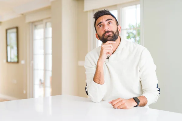 Hombre Hispano Guapo Usando Suéter Blanco Casual Casa Con Mano —  Fotos de Stock