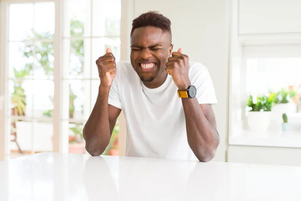 Bel Homme Afro Américain Sur Table Blanche Maison Excité Par — Photo