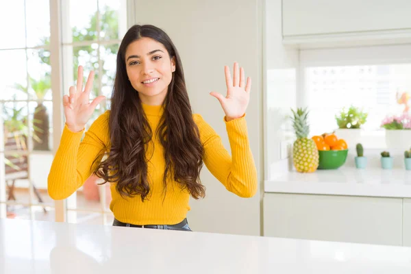 Jovem Mulher Bonita Casa Mesa Branca Mostrando Apontando Para Cima — Fotografia de Stock