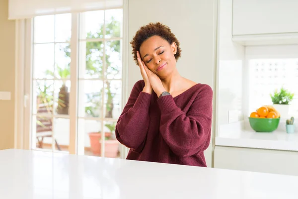 Junge Schöne Afrikanisch Amerikanische Frau Schläft Müde Träumend Und Posiert — Stockfoto