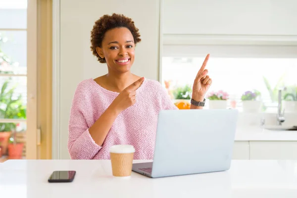 Joven Mujer Afroamericana Trabajando Usando Computadora Portátil Sonriendo Mirando Cámara — Foto de Stock