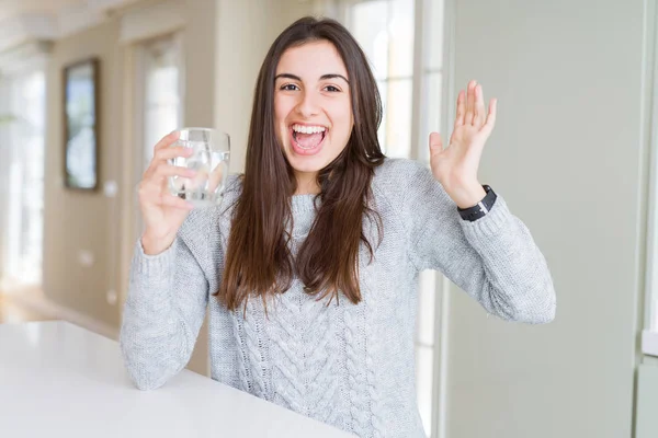 Vacker Ung Kvinna Dricka Ett Nytt Glas Vatten Mycket Glad — Stockfoto